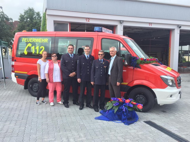 Übergabe des neuen Mannschaftstransportwagen im Jahr 2016