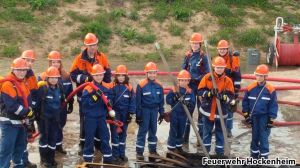 Gruppenfoto   Zufriedene Gesichter Nach Erfolgreichen Löschärbeiten