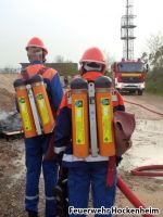 Jugendfeuerwehrmitglieder Mit Übungsgeräten